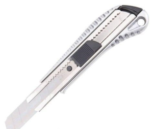 Nóż 18mm metalowy DELI. Wydawca: DELI. Multiszop.pl Opakowanie Nóż 18mm metalowy DELI