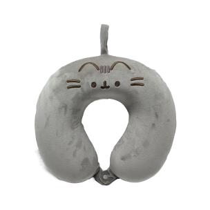 Poduszka podróżna Pusheen CUSH433. Wydawca: PUCKATOR EUROPEAN DISTRIBUTION CENTRE. Multiszop.pl Opakowanie Poduszka podróżna Pusheen CUSH433