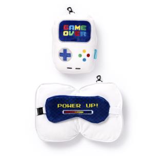 Poduszka podróżna z maską na oczy-Game Over-Relaxeazzz CUSH248. Wydawca: PUCKATOR EUROPEAN DISTRIBUTION CENTRE. Multiszop.pl Opakowanie Poduszka podróżna z maską na oczy-Game Over-Relaxeazzz CUSH248