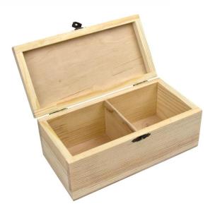 Pudełko drewniane z zamkiem 20x10x8cm. Wydawca: Rosa. Multiszop.pl Opakowanie Pudełko drewniane z zamkiem 20x10x8cm