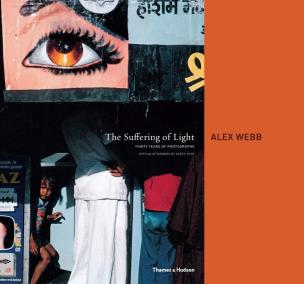 The Suffering of Light: Thirty Years of Photographs by Alex Webb. Autor: Webb Alex. Multiszop.pl Okładka książki The Suffering of Light: Thirty Years of Photographs by Alex Webb