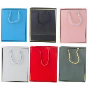 Torba prezentowa 23x18x10cm MIX. Wydawca: Leantoys. Multiszop.pl Opakowanie Torba prezentowa 23x18x10cm MIX