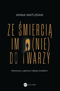 Ze śmiercią im (nie) do twarzy. Autor: ANNA MATUSIAK-RZEŚNIOWIECKA. Multiszop.pl Okładka książki Ze śmiercią im (nie) do twarzy