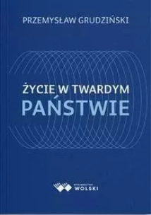 Życie w twardym państwie. Autor: Grudziński Przemysław. Multiszop.pl Okładka książki Życie w twardym państwie