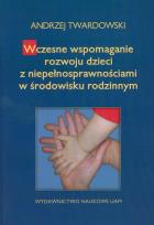 Okładka książki Wczesne wspomaganie w rozwoju dzieci z niepełnosprawnościami w środowisku rodzinnym