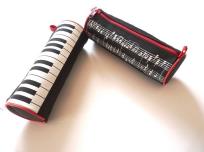 Okładka książki Piórnik POL 027 z nadrukiem Pianino MESIO.pl