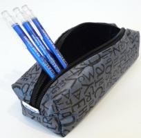 Okładka książki Piórnik POL 083 z nadrukiem litery MESIO.pl