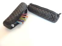 Okładka książki Piórnik POL 033 pikowany czarny MESIO.pl