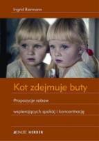 Okładka książki Kot zdejmuje buty. Propozycje zabaw