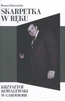Okładka książki Skarpetka w ręku Krzysztof Kowalewski w garderobie