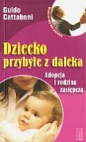 Okładka książki Dziecko przybyłe z daleka. Adopcja i rodzina zast.