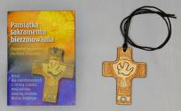 Okładka książki Pamiątka sakramentu bierzmowania z krzyżykiem