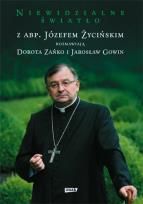 Okładka książki Niewidzialne światło. Z abp. Józefem Życińskim rozmawiają Dorota Zańko i Jarosław Gowin