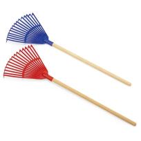 Okładka książki Grabie do liści, dla dzieci z drewnianą rączką 80cm.