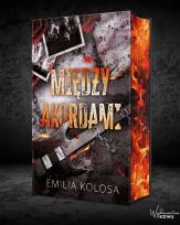 Okładka książki Między Akordami (ilustrowane brzegi)