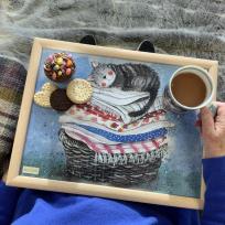 Opakowanie Podstawka pod laptopa LP01 Kot na koszu z praniem