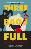 Okładka książki Three bags full. The ewe-nique international bestselling cosy crime novel wer. angielska