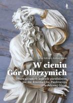 Okładka książki W cieniu Gór Olbrzymich. Ołtarz główny w kościele parafialnym pw. św. Erazma i św. Pankracego w Jeleniej Górze