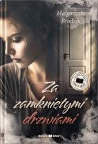 Okładka książki Za zamkniętymi drzwiami. Duże litery